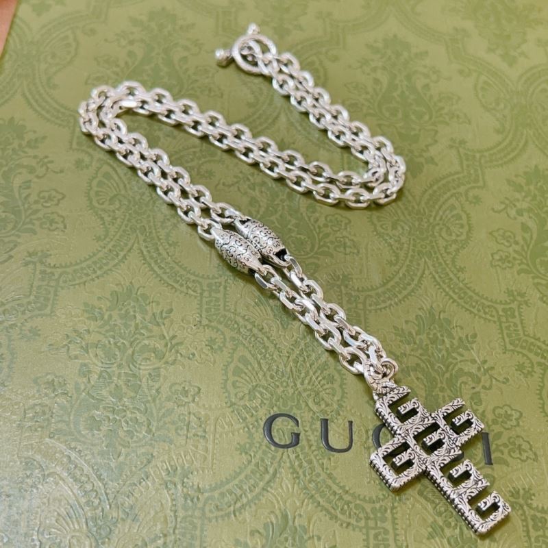 G*u*i necklaces